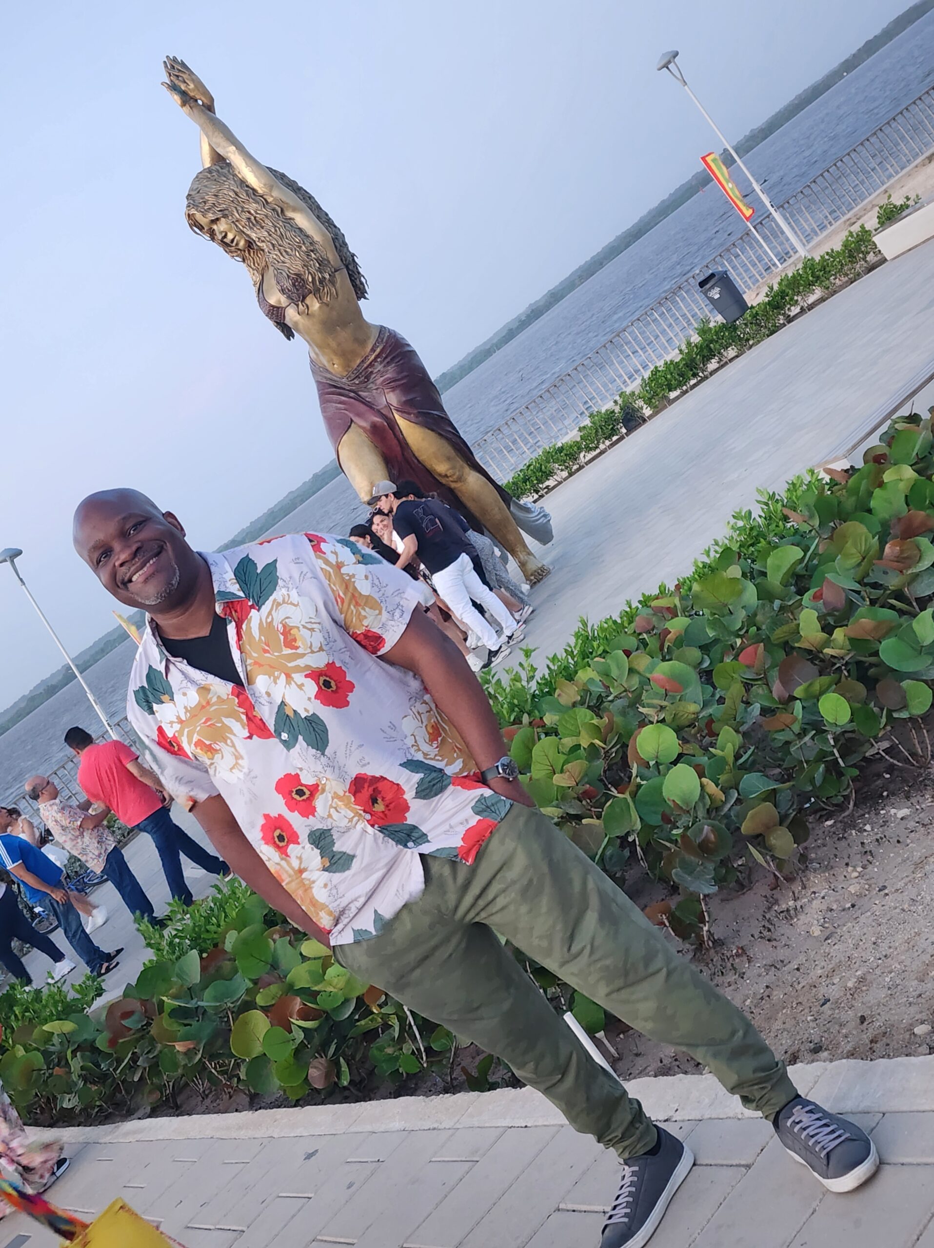 Shep at the Shakira statue on the Barranquilla riverfront