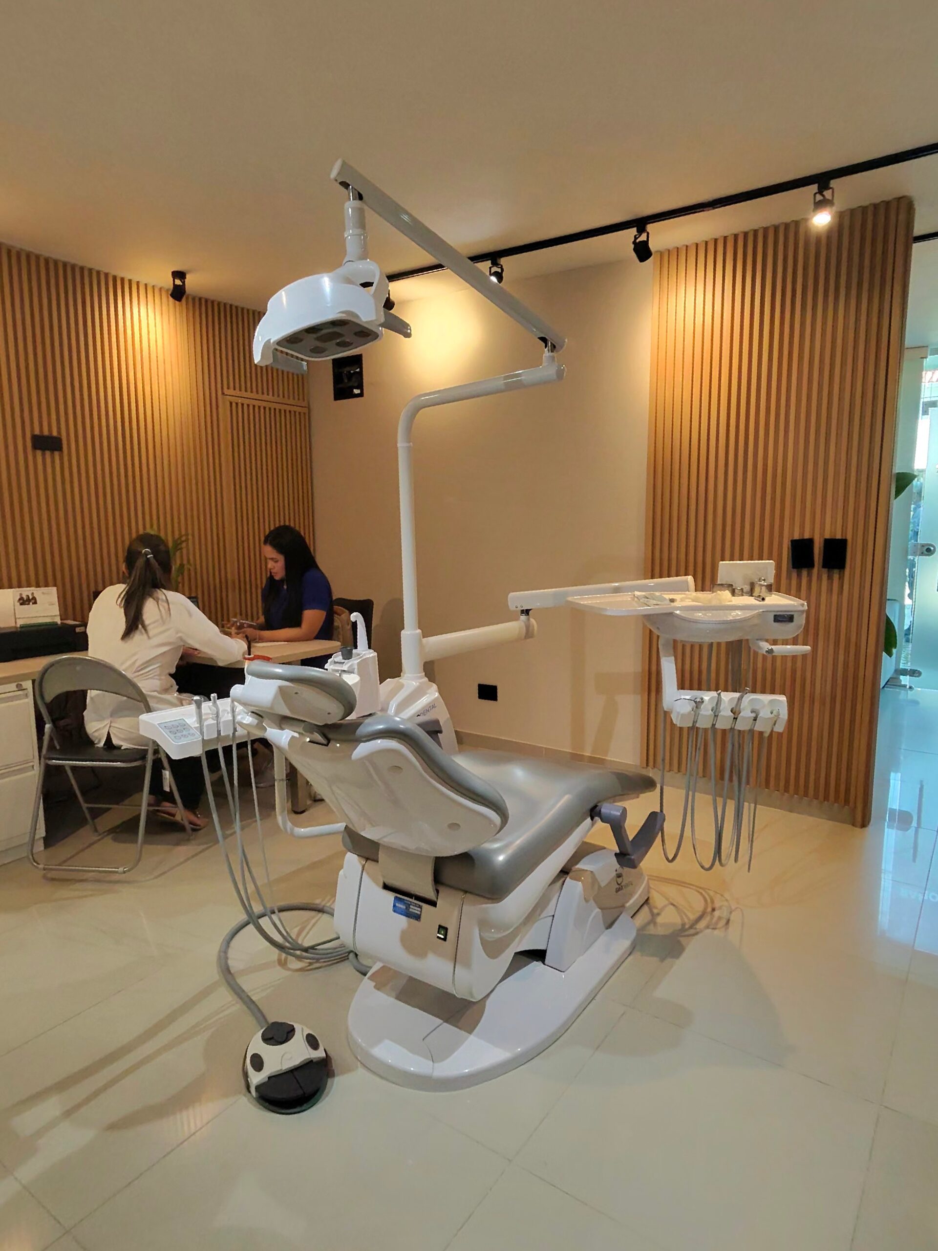 Modern dental treatment room Barranquilla Colombia wood slat walls professional equipment
