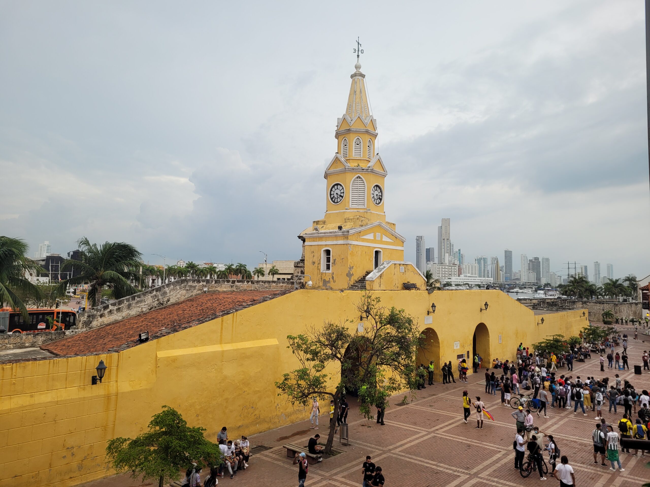 Meeting people on a night out in Colombia — dating safely as an American