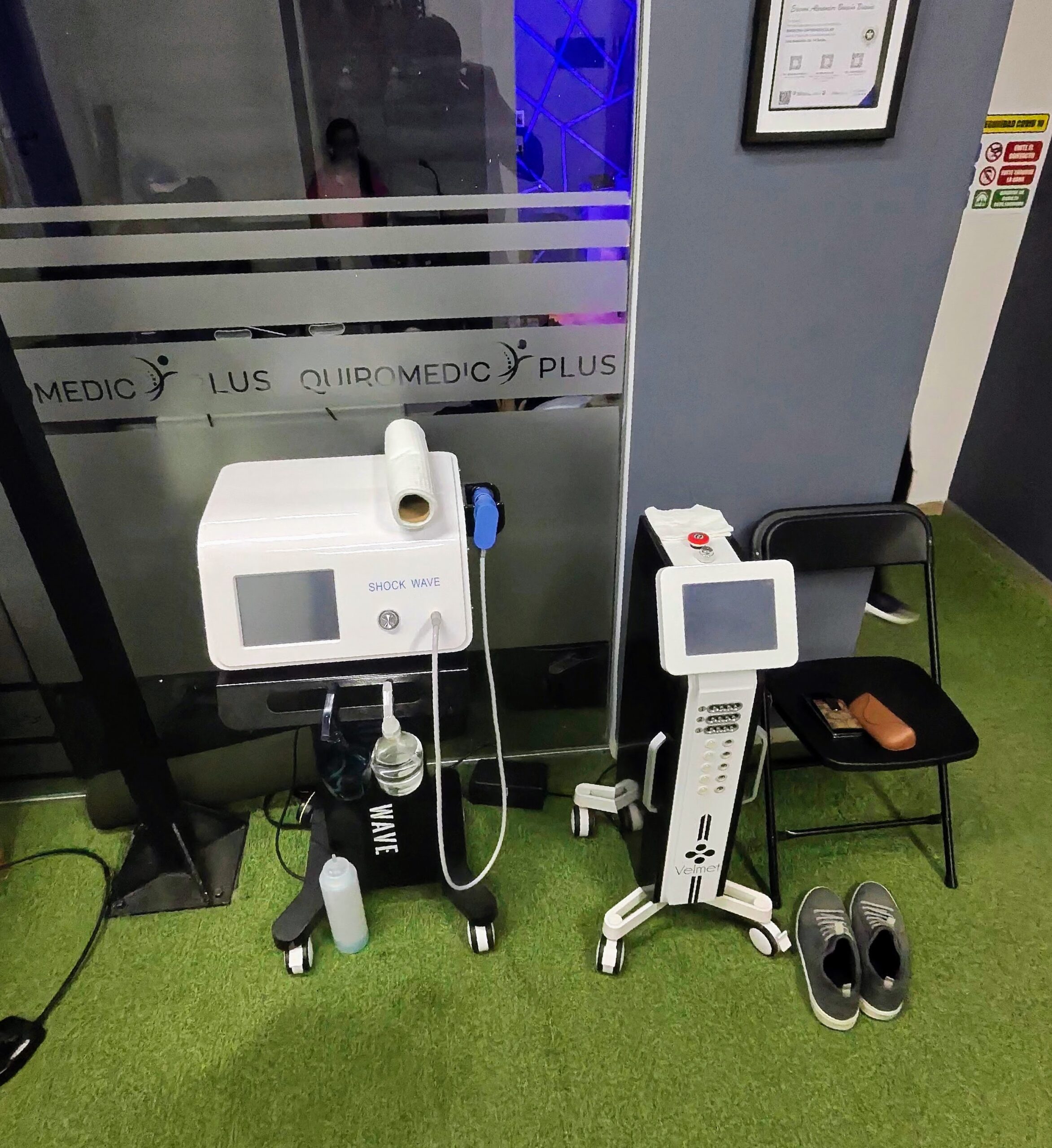 Shockwave-therapy equipment at a Colombian clinic — the provider matters more than the building