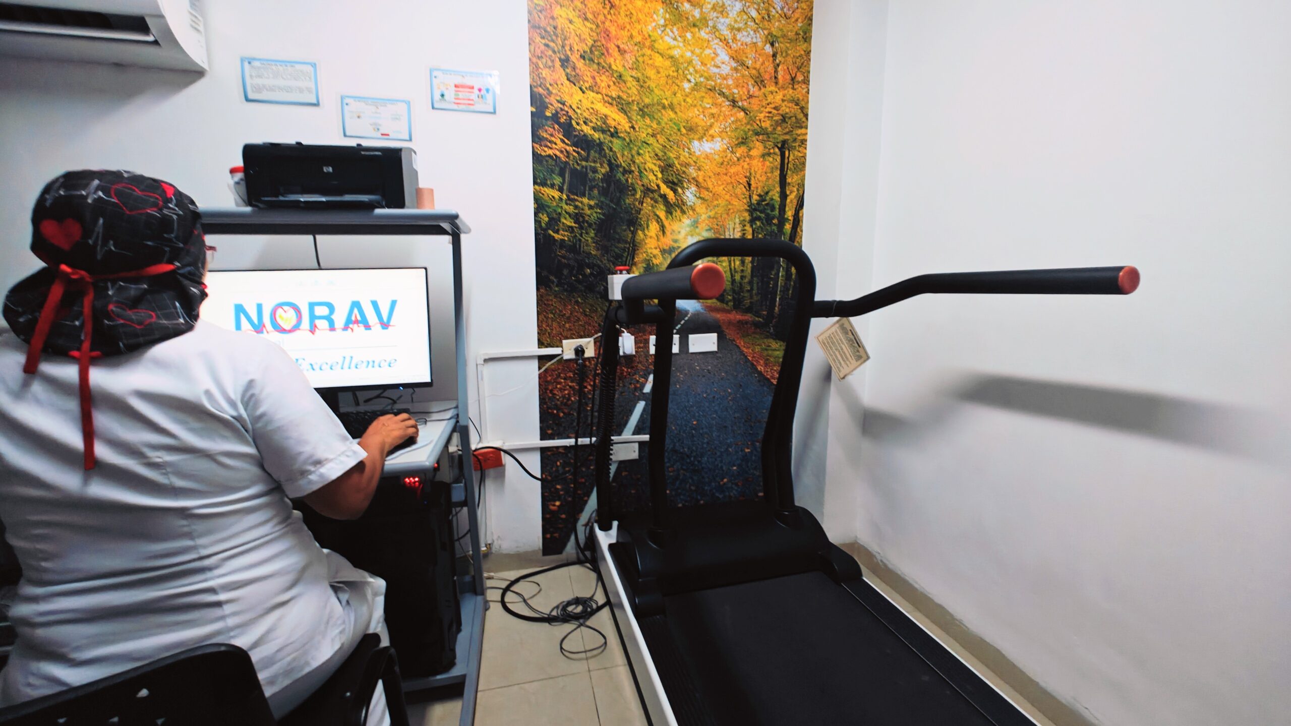 A cardiac stress-test room at a diagnostic clinic in Colombia, part of assessing the risks of medical tourism in Colombia